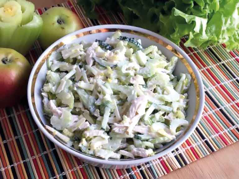 Салат из куриной грудки с сельдереем и яблоками