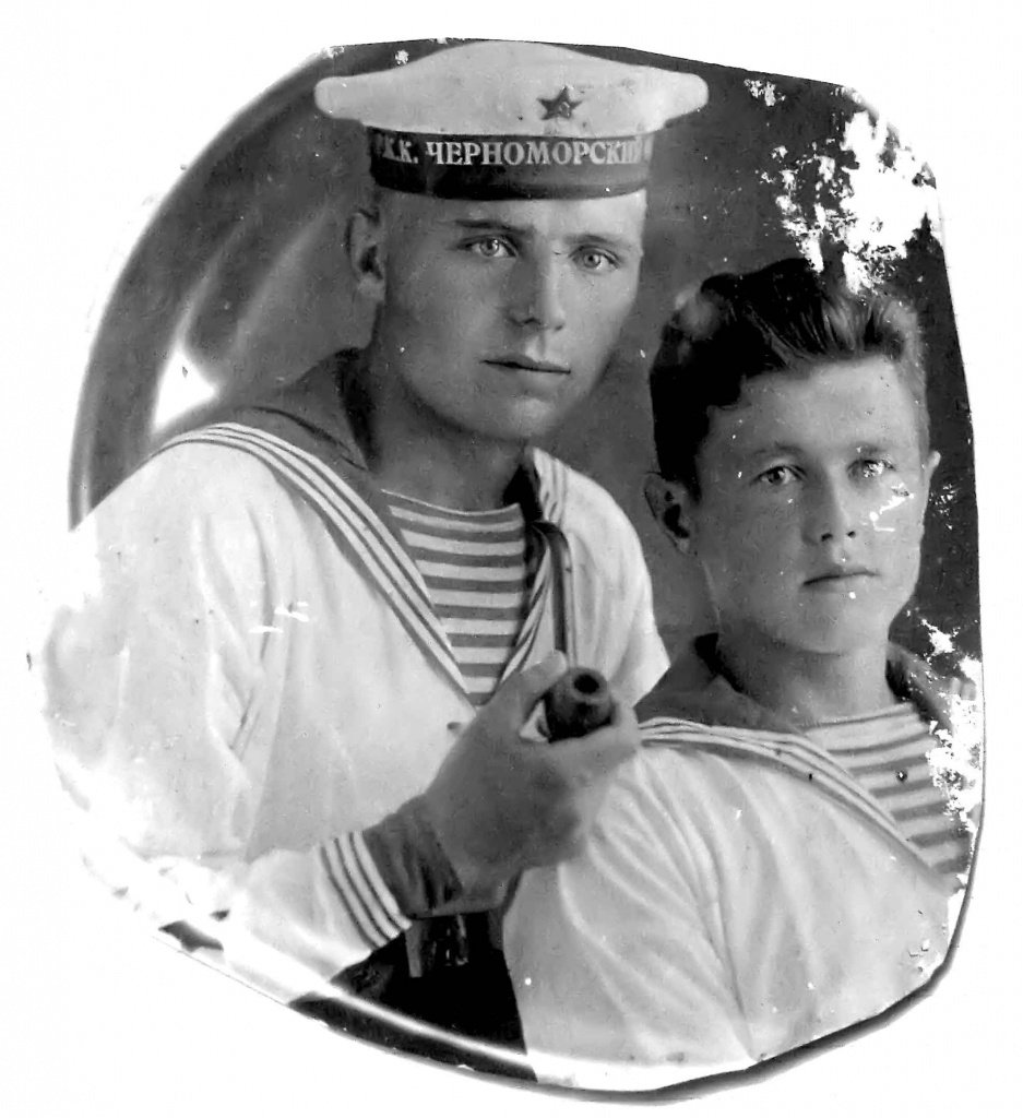 Юная Клава с братом Сашей (1940 год)