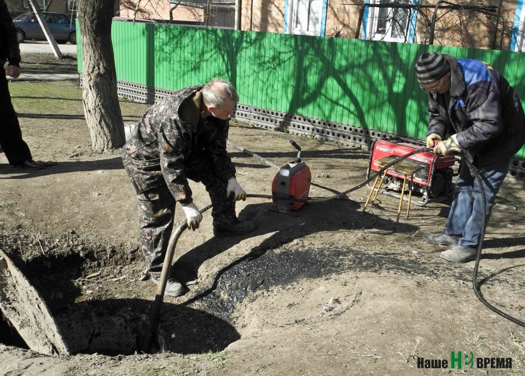 Канализацию промывают, пробивают тросами. Говорят, из коллектора даже женское белье вылавливают.