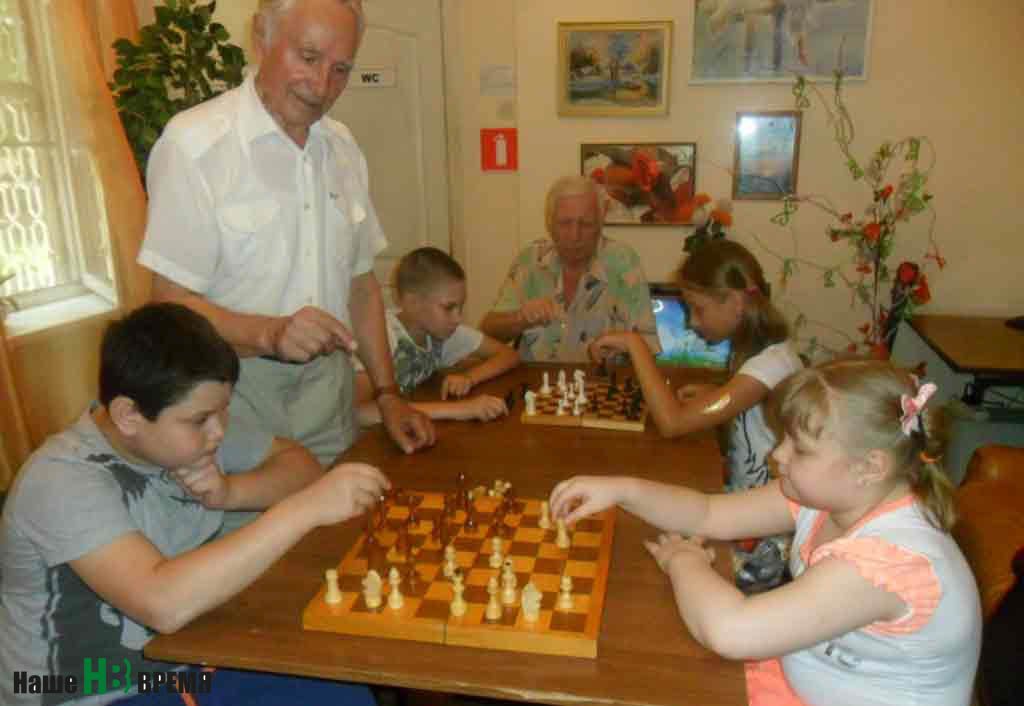 Николай БЕДИЛОВ (на переднем плане) и Петр КУЗНЕЦОВ: «Учить детей, играть с ними в шахматы одно удовольствие».
