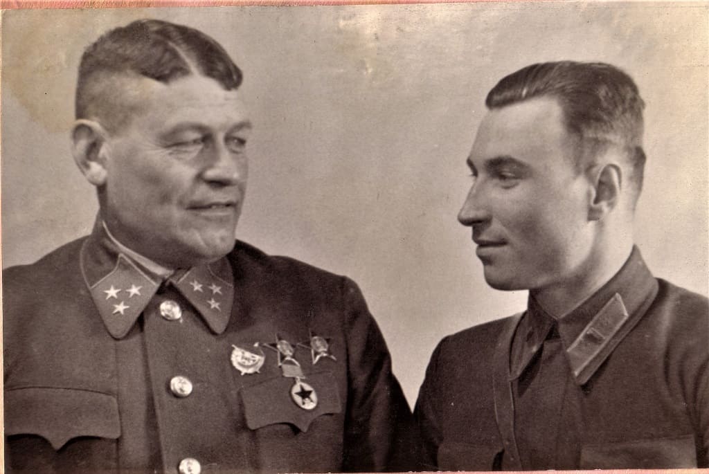 Генерал Фёдор Яковлевич КОСТЕНКО и его адъютант Василий Иванович ПЕТРОВИЧ.