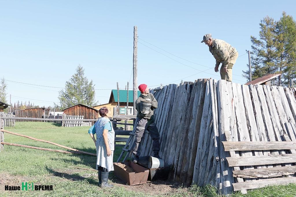 Пенсионеры Нина и Петр Родных живут совсем рядом с микрорайоном, где был пожар. Говорят, что не вышли бы даже из горящего дома, — прожили в нем 70 лет и ни за что не оставят до самой смерти. Они до сих пор ведут хозяйство, держат животных. С волонтерами сделали крышу коровника.