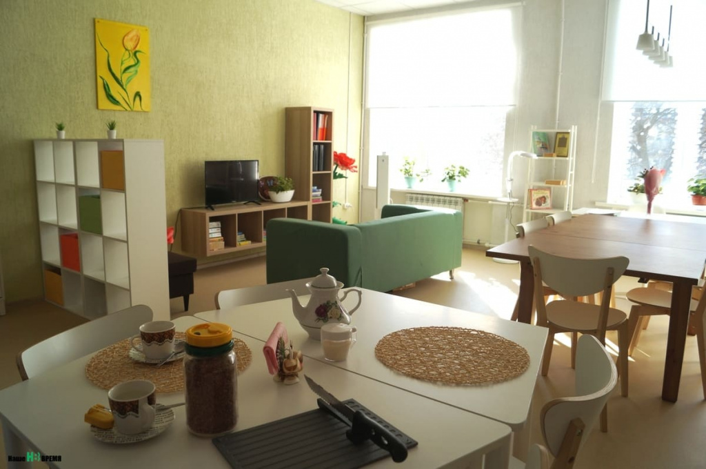 Кабинет социально-бытовой ориентации — это по большому счету уютная комната. Здесь главное: приучить детей правильно обслуживать себя в быту. И главную роль здесь играет не обстановка в комнате, а учитель. Который каждый раз будет подсказывать, помогать, поддерживать.