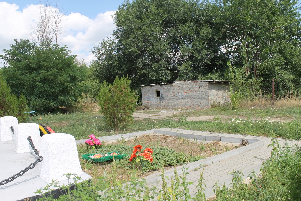 В десяти шагах от памятника.... В десяти шагах от памятника....
