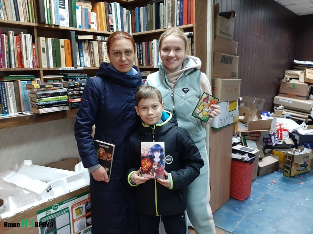 Волонтеры Мария Белая и Мария Васильева с помощником Егором Белым.