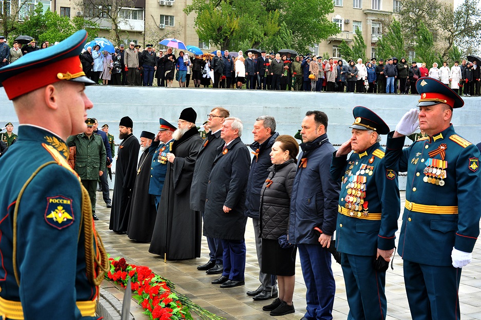 Возложение губернатор.jpg Возложение губернатор.jpg