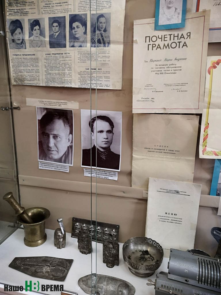 Ступка (слева ) легендарного шеф-повара Николая Мнацаканова. Ступка (слева ) легендарного шеф-повара Николая Мнацаканова.