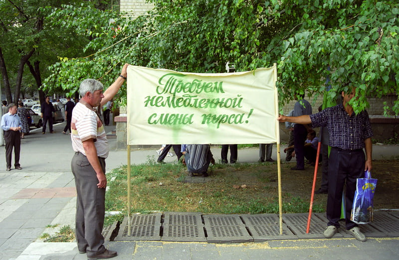 Как наивно выглядят сегодня эти люди, пытавшиеся в далеком 1998-м изменить курс, которым пошла Россия. Как наивно выглядят сегодня эти люди, пытавшиеся в далеком 1998-м изменить курс, которым пошла Россия.