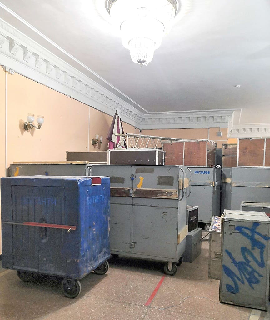 В таких контейнерах артисты цирка перевозят свои вещи и реквизит. В таких контейнерах артисты цирка перевозят свои вещи и реквизит.