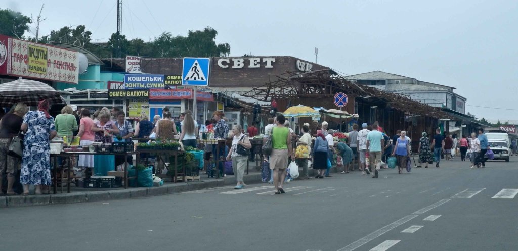 Привокзальный рынок сгорел – теперь торговля идет прямо на тротуаре