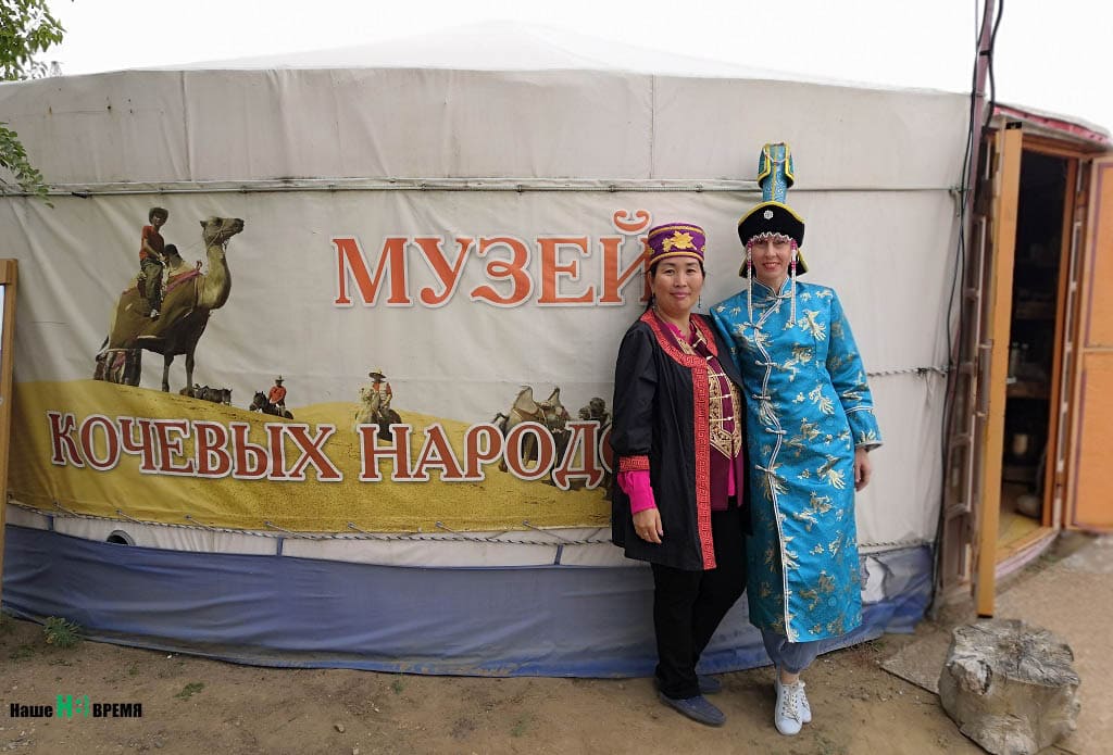 Экскурсовод Марина (слева) - в национальном калмыцком костюме, а я - в монгольском.