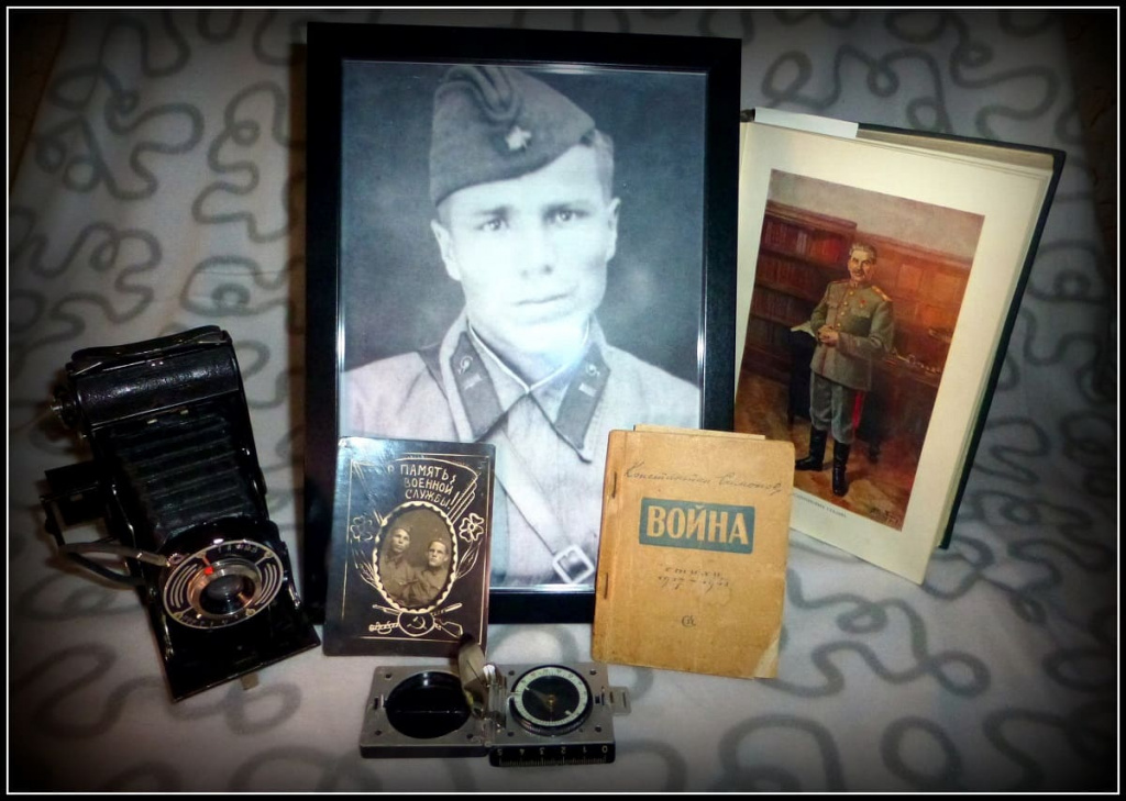Уголок ветерана Великой Отечественной и Корейской войн А. Н. Соломина, оформленный его детьми. 1990-е гг.