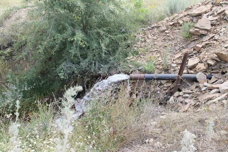 По этой трубе из карьера подается неочищенная вода, которая потом попадает прямо в озеро, где стоит бездействующий водозабор (пить воду запрещено).