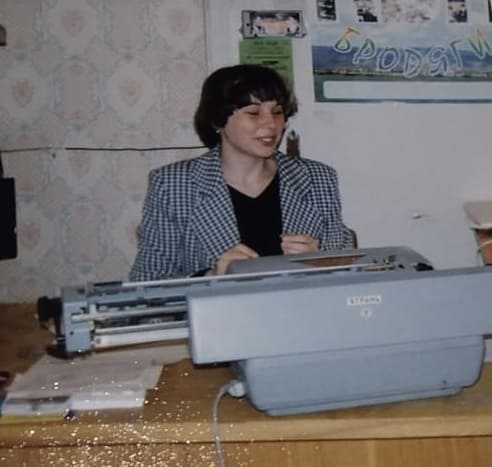 Оксана Рыбальченко на рабочем месте в редакции газеты «Наше время» (1998 г).