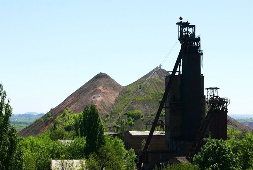 На большинстве шахт Восточного Донбасса давно померкли алые звезды