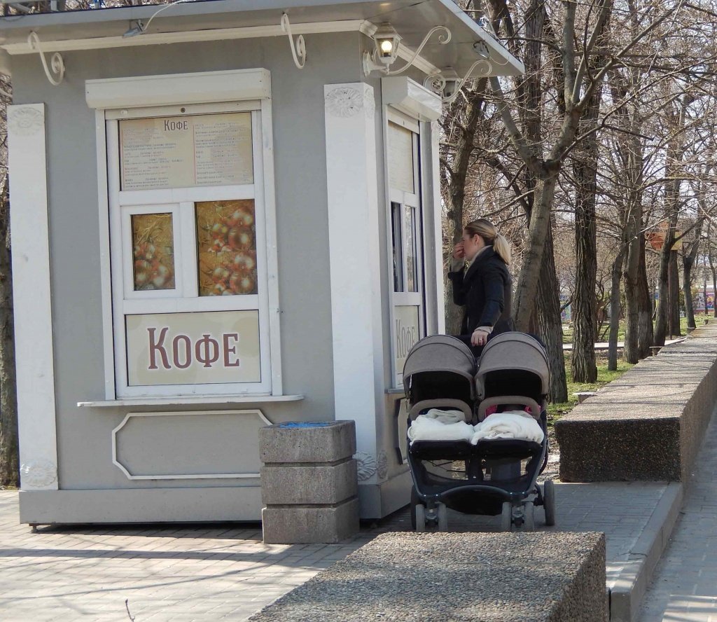 Два кофе, пожалуйста.