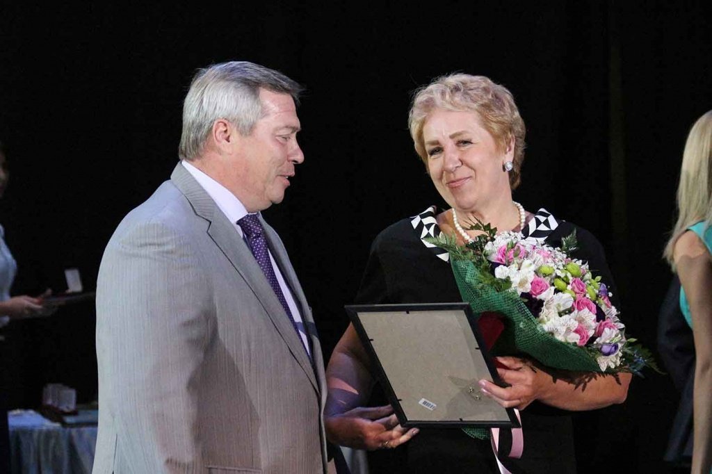 Почетный знак получила старший преподаватель, доцент ЮФУ Алия Овчинникова.