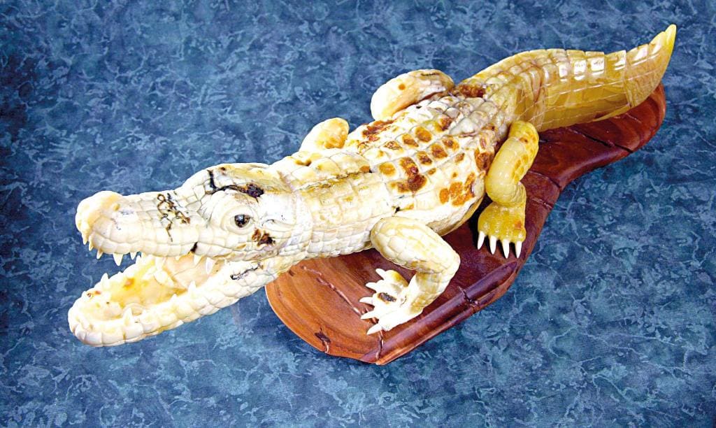 Художник-янтарщик может сделать солнечным даже крокодила.