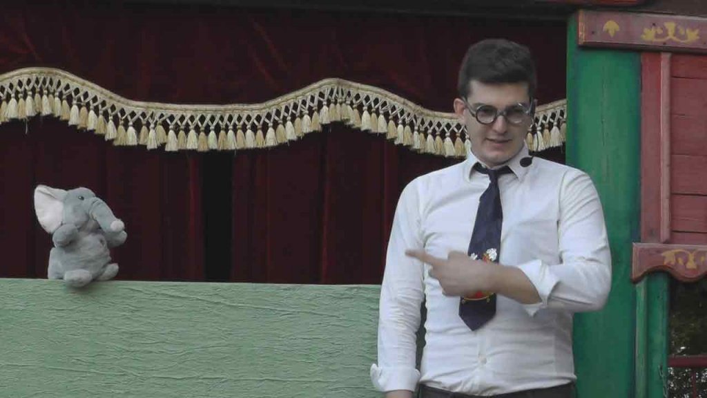Актер «Театра папы Карло» Артем Андриянов и слоник Тёма в спектакле «Слоник Тёма едет в Африку».