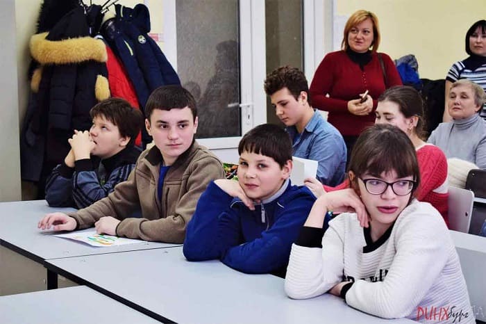 «РИНХбург–club: инклюзия» создан для детей-ивалидов, там учат не только профессии, но и помогают социализироваться в ней.