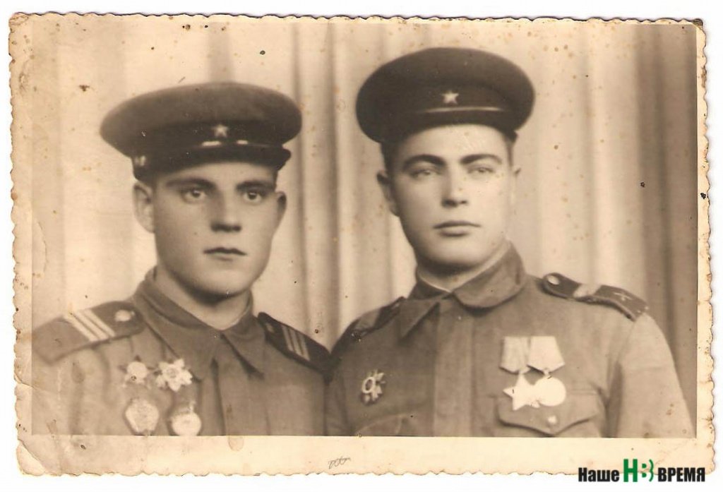 Григорий Шарапа (справа) со своим товарищем (фото из семейного архива).