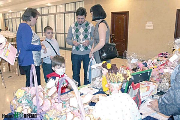 В благотворительной ярмарке участвовали взрослые и дети.