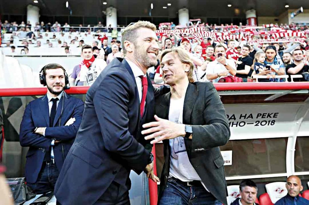 Массимо КАРРЕРА – Валерий КАРПИН. Игра еще не началась... Яркая игра подстать яркой форме... Фото фк