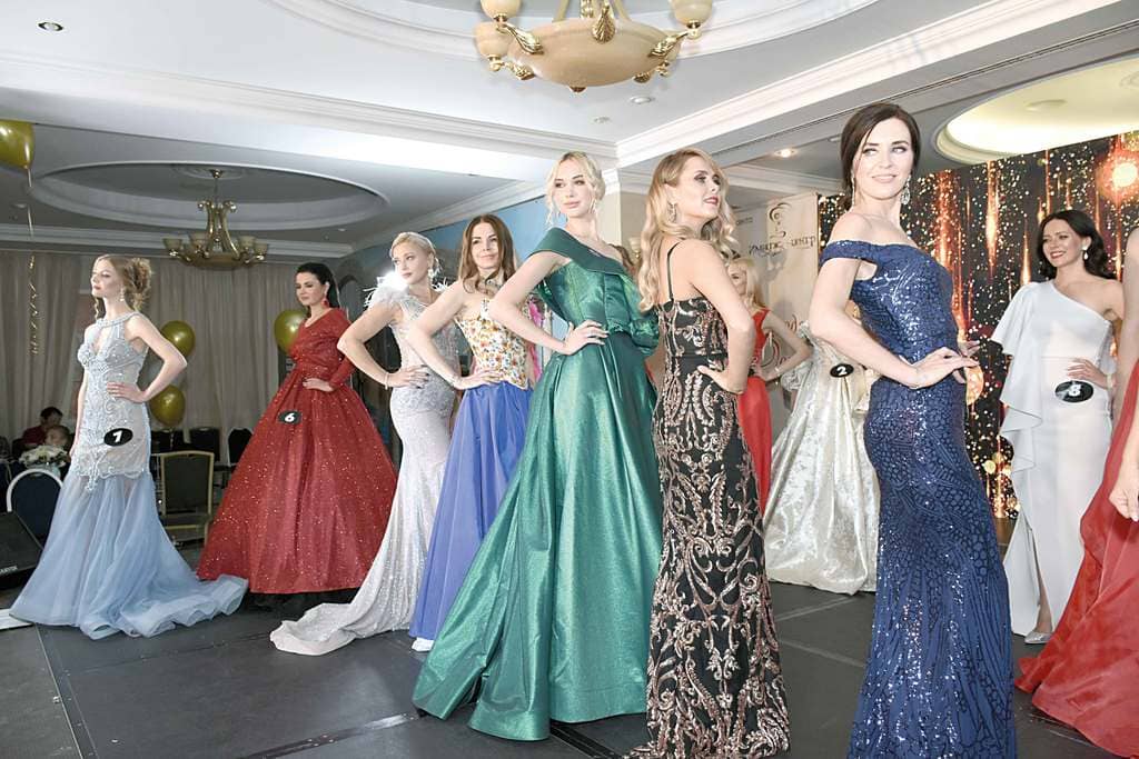 Вечерние наряды участницы двух взрослых конкурсов демонстрировали под музыку группы «Битлз». Вечерние наряды участницы двух взрослых конкурсов демонстрировали под музыку группы «Битлз».