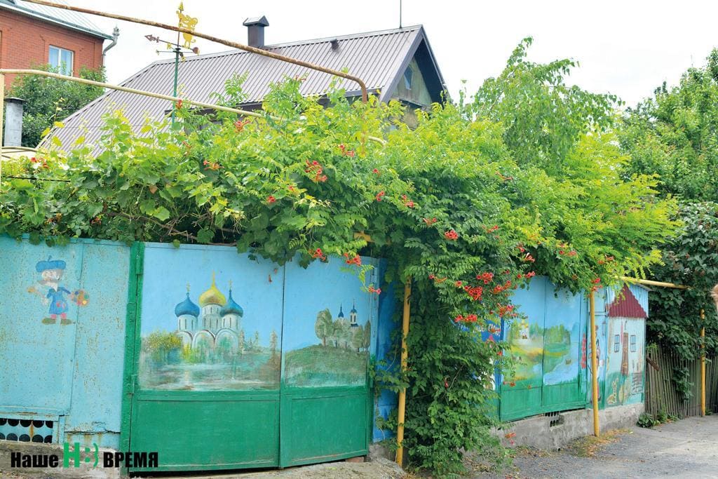 Свои дома местные жители стараются всячески украсить – покупают садовые фигурки, разукрашивают ворота и стены.