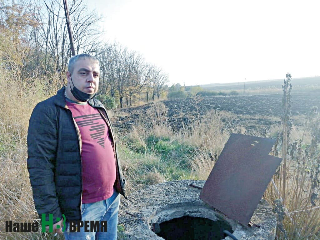 Эльдар Асадов не первый год жалуется в различные инстанции на проблему водоснабжения. Ему удалось попасть на прием к губернатору в 2019 году. И Василий Голубев помог: теперь в доме не течет крыша. Но воды по-прежнему нет. Эльдар Асадов не первый год жалуется в различные инстанции на проблему водоснабжения. Ему удалось попасть на прием к губернатору в 2019 году. И Василий Голубев помог: теперь в доме не течет крыша. Но воды по-прежнему нет.