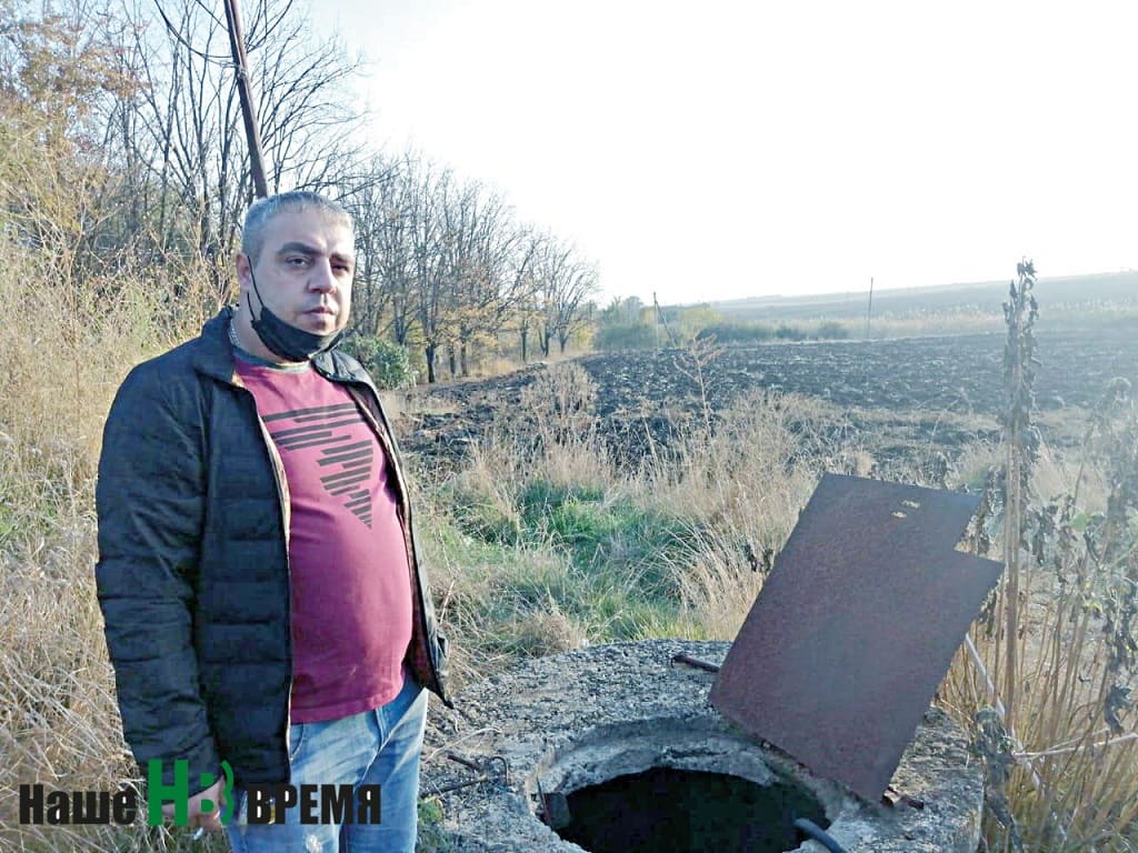 Эльдар Асадов не первый год жалуется в различные инстанции на проблему водоснабжения. Ему удалось попасть на прием к губернатору в 2019 году. И Василий Голубев помог: теперь в доме не течет крыша. Но воды по-прежнему нет.