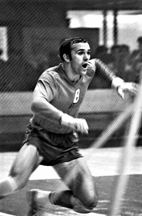 Владимир КОНДРА первым из всех советских волейболистов начал выполнять подачу в прыжке.
