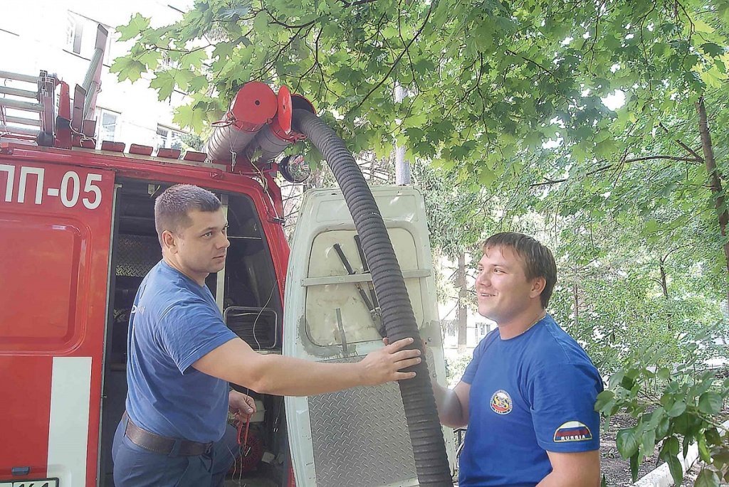 Роман Зюбенко и Артем Щербаков проводят ежедневный осмотр пожарно-спасательной техники и оборудования перед несением службы. 01-DSC01988.jpg