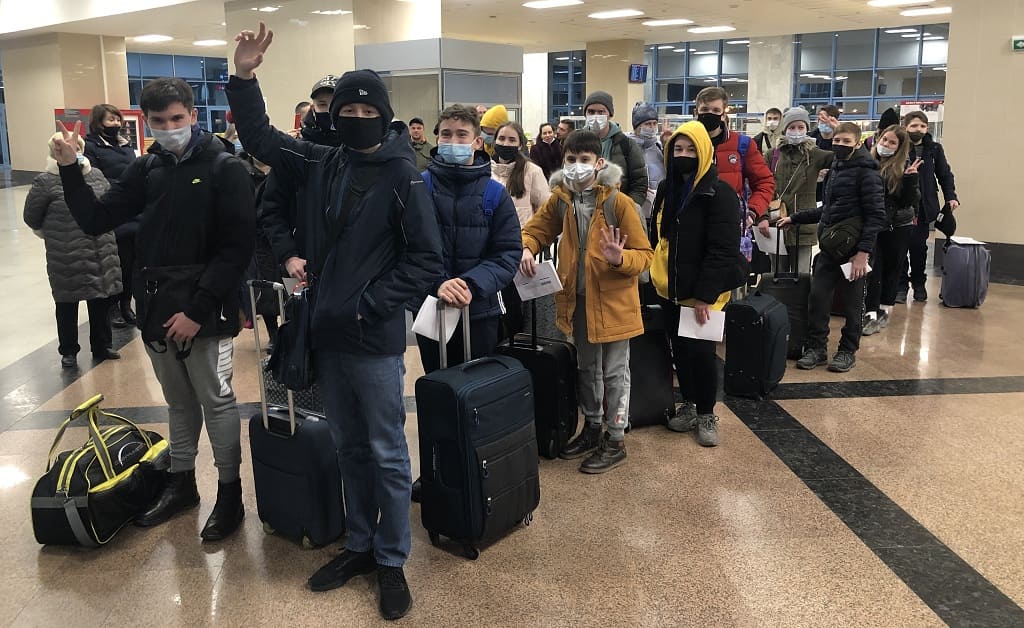 35 ребят из Ростовской области отправляются в «Артек». Путевки школьники получили бесплатно благодаря свои заслугам в учебе, спорте, искусстве.