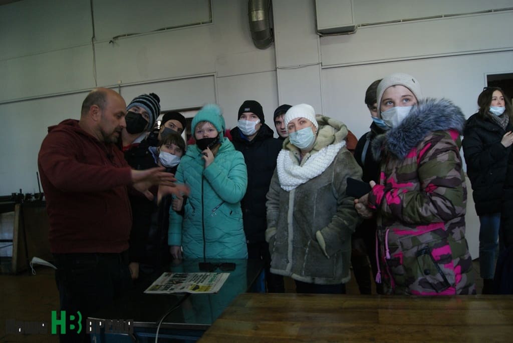 Замдиректора типографии «Крестьянин» Евгений Самохин показал ребятам все процессы печати газеты.