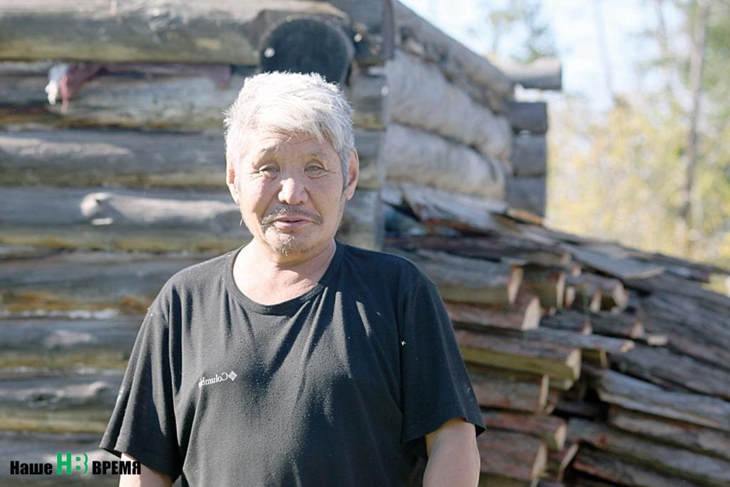 Охотник Евгений ТЕРЕНТЬЕВ на всю зиму уходит далеко в лес. Уже предсказывает, что будет зима голодной – много зверей погибло, живые ушли...