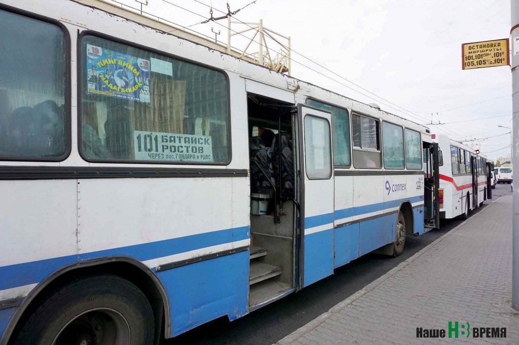 То автобусы ждут пассажиров, то пассажиры автобусов.