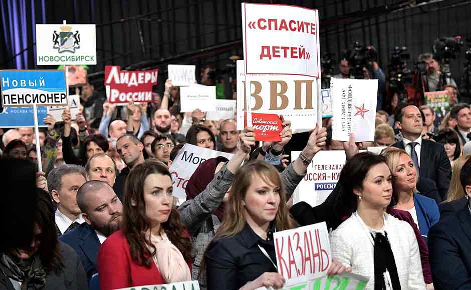 «Конкурс плакатов» – одна из традиций больших президентских пресс-конференций.