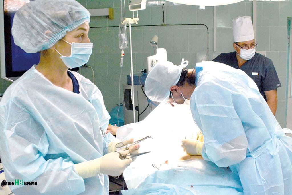 Врачи РОКБ проводят операцию по удалению желчного пузыря. Применение лапароскопии позволит пациентке уже к вечеру передвигаться самостоятельно.