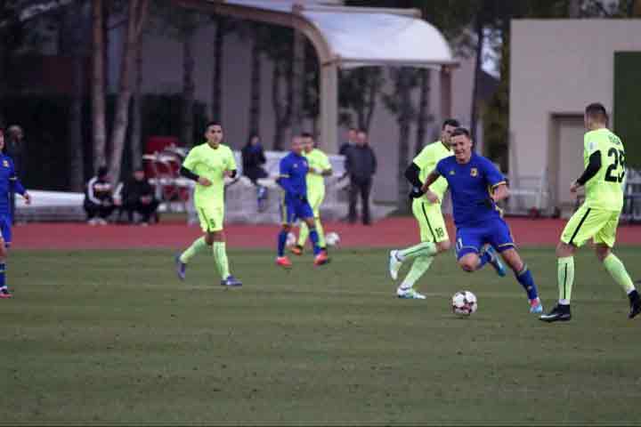 Бухаров (с мячом) в игре против «Жилины» забил два мяча.