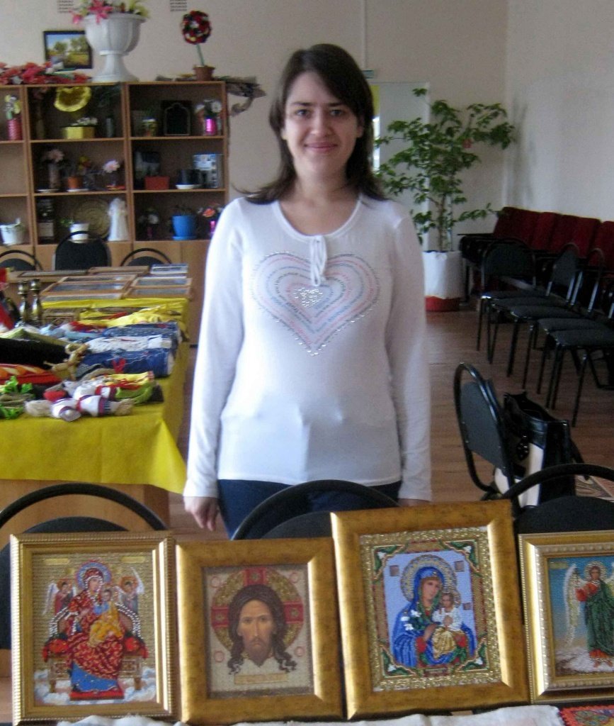 Женя-Савкина-любит-вышивать-лики-святых.jpg
