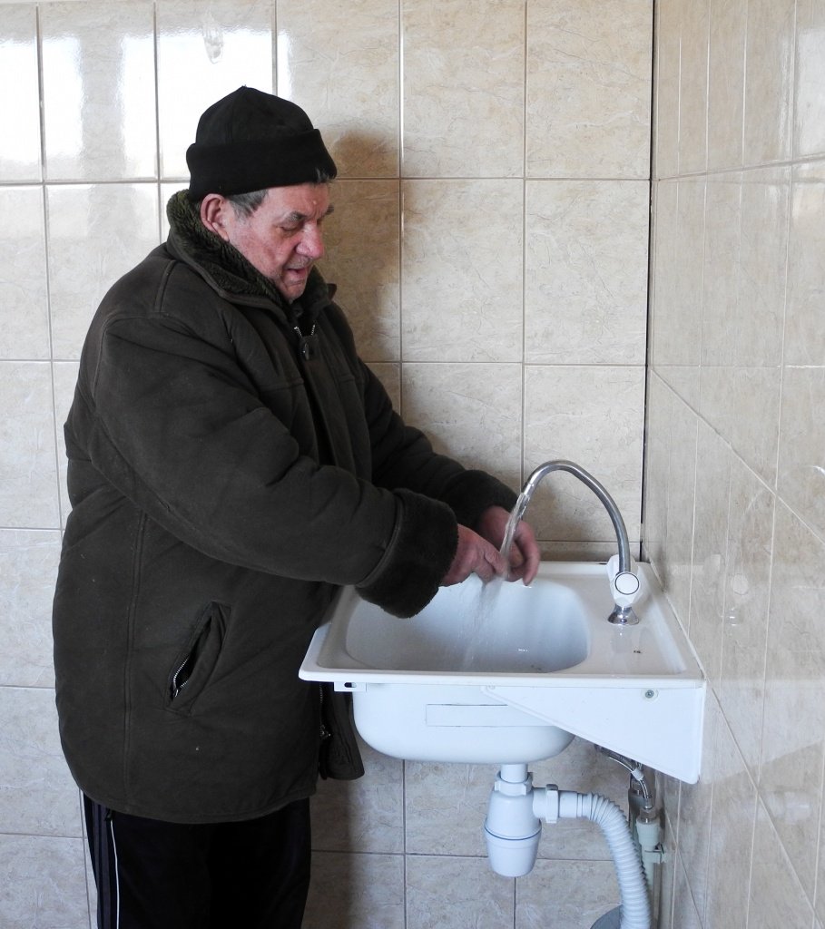 Есть вода! Теперь Иван Дмитриевич может умыться теплой водой