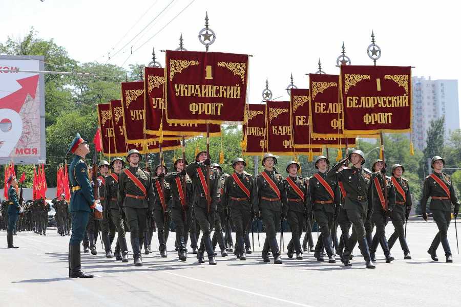 На Театральной площади - фронтовые штандарты. 