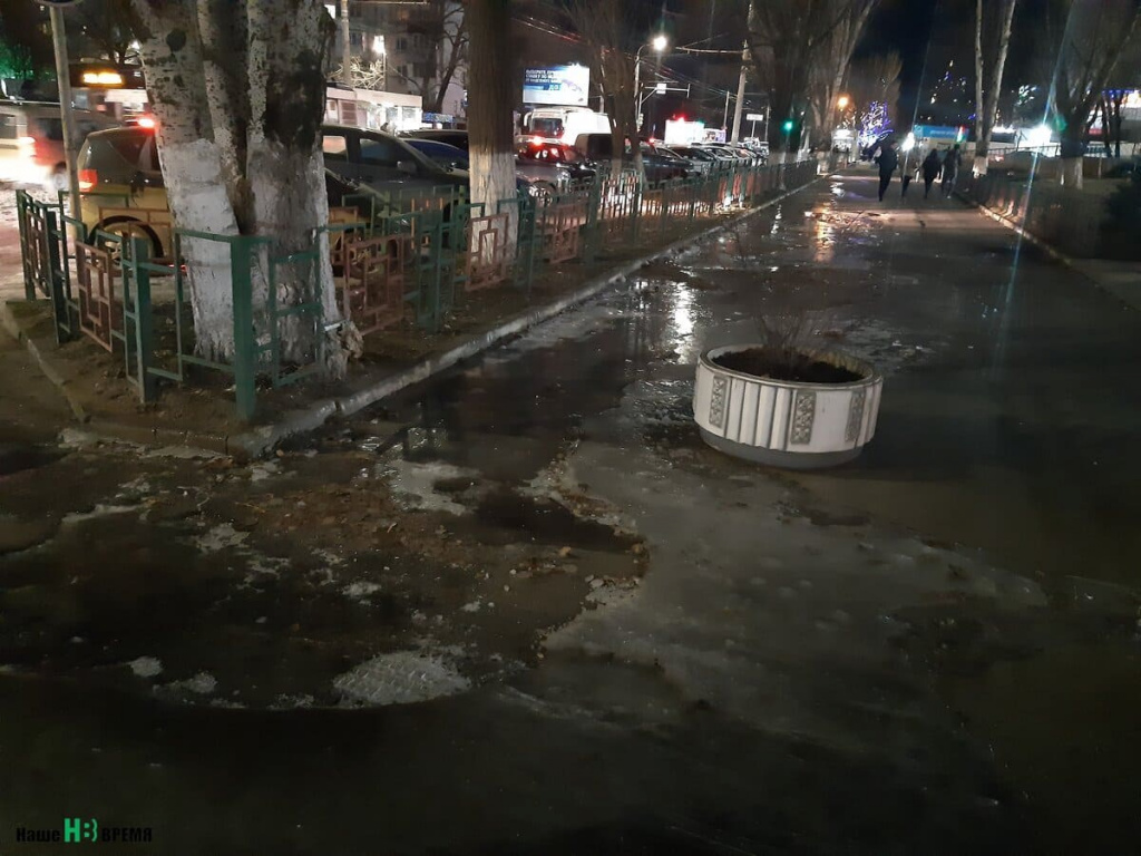Лед на тротуаре. Его плохо видно в темноте Лед на тротуаре. Его плохо видно в темноте