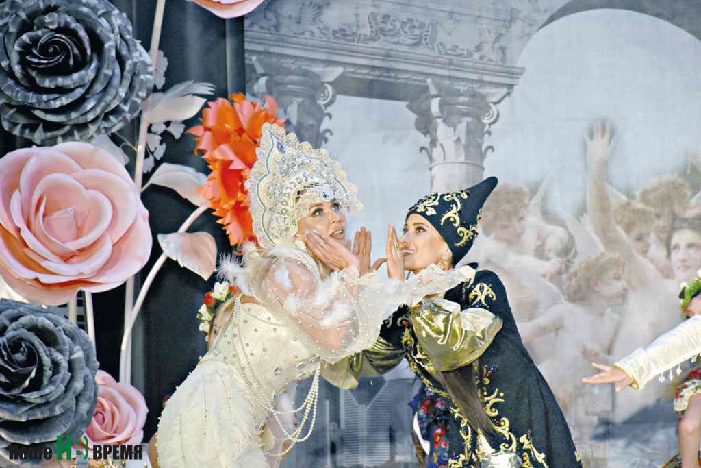 Ирина ГОГОЛЬ (Санкт-Петербург) и Лейсан ШАКИРОВА (Казань) в национальных костюмах.