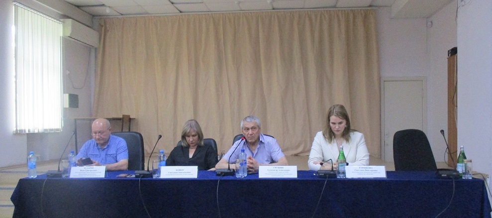 Во время пресс-конференции.