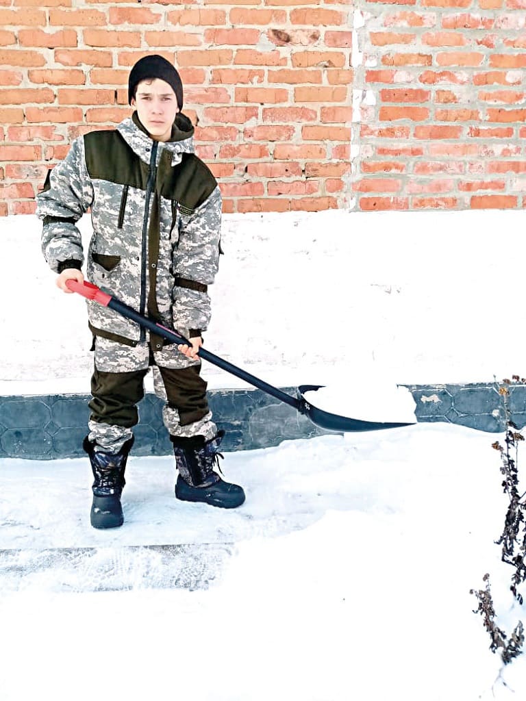 Дмитрий РЯГУЗОВ из Стычновской средней школы вместе с товарищами убирал снег во дворах ветеранов.
