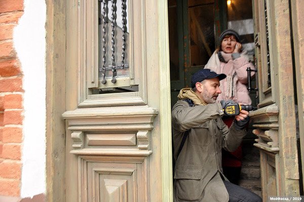 В доме приказчика Попова на Горького, 64 отстоять фасад от тотальной штукатурки и сохранить оригинальную дверь удалось благодаря поддержке мецената, пожелавшего остаться неизвестным.