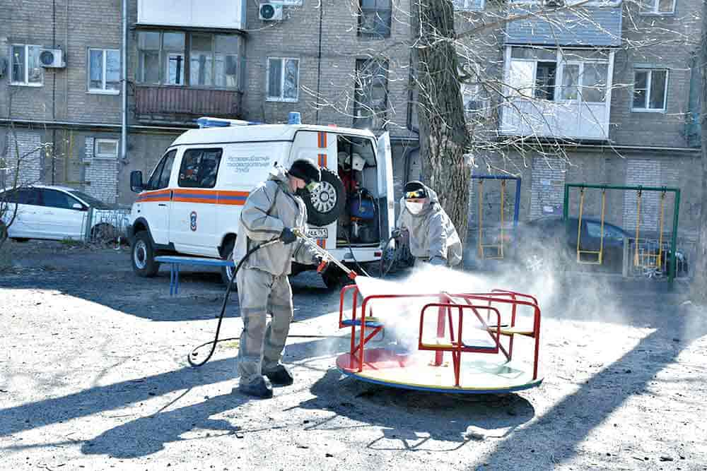 Шахты. Дезинфицируют и детские площадки: после окончания режима самоизоляции донские ребята смогут играть в безопасности.