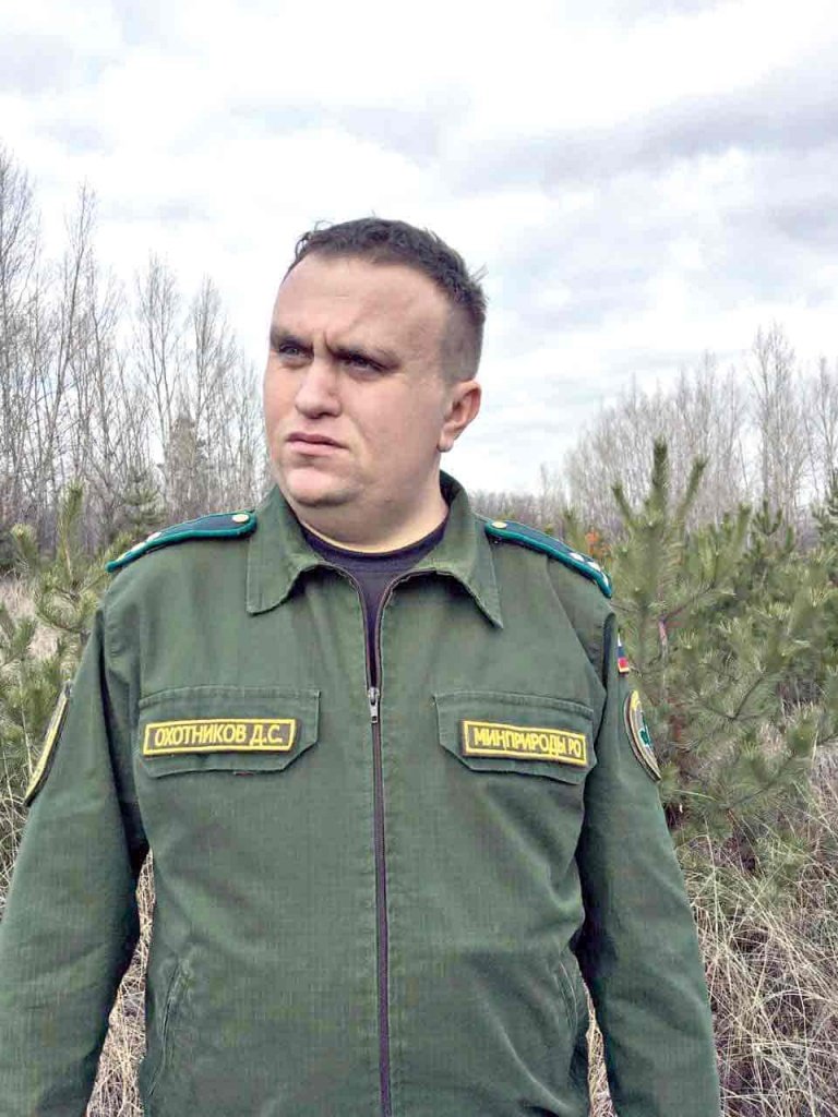 – Среди «лесорубов» попадаются люди разные. Кто-то рубит единственную сосенку к домашнему новогоднему празднику. А кто-то набивает срубленными елями и соснами целые машины в надежде заработать на их продаже, – говорит Денис ОХОТНИКОВ. – Среди «лесорубов» попадаются люди разные. Кто-то рубит единственную сосенку к домашнему новогоднему празднику. А кто-то набивает срубленными елями и соснами целые машины в надежде заработать на их продаже, – говорит Денис ОХОТНИКОВ.